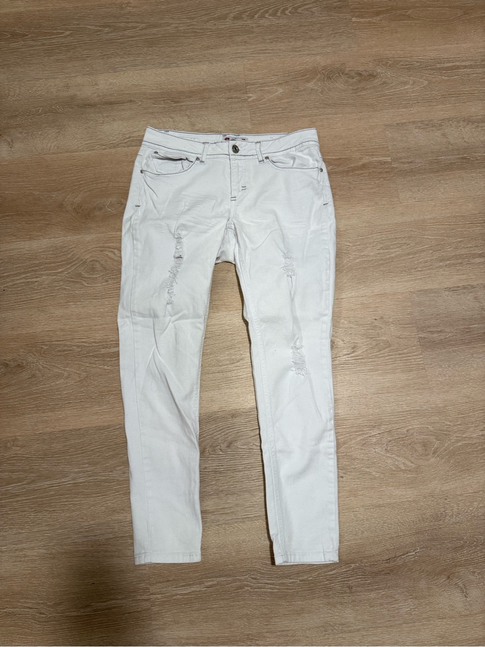 White Women's Distressed Skinny Jeans